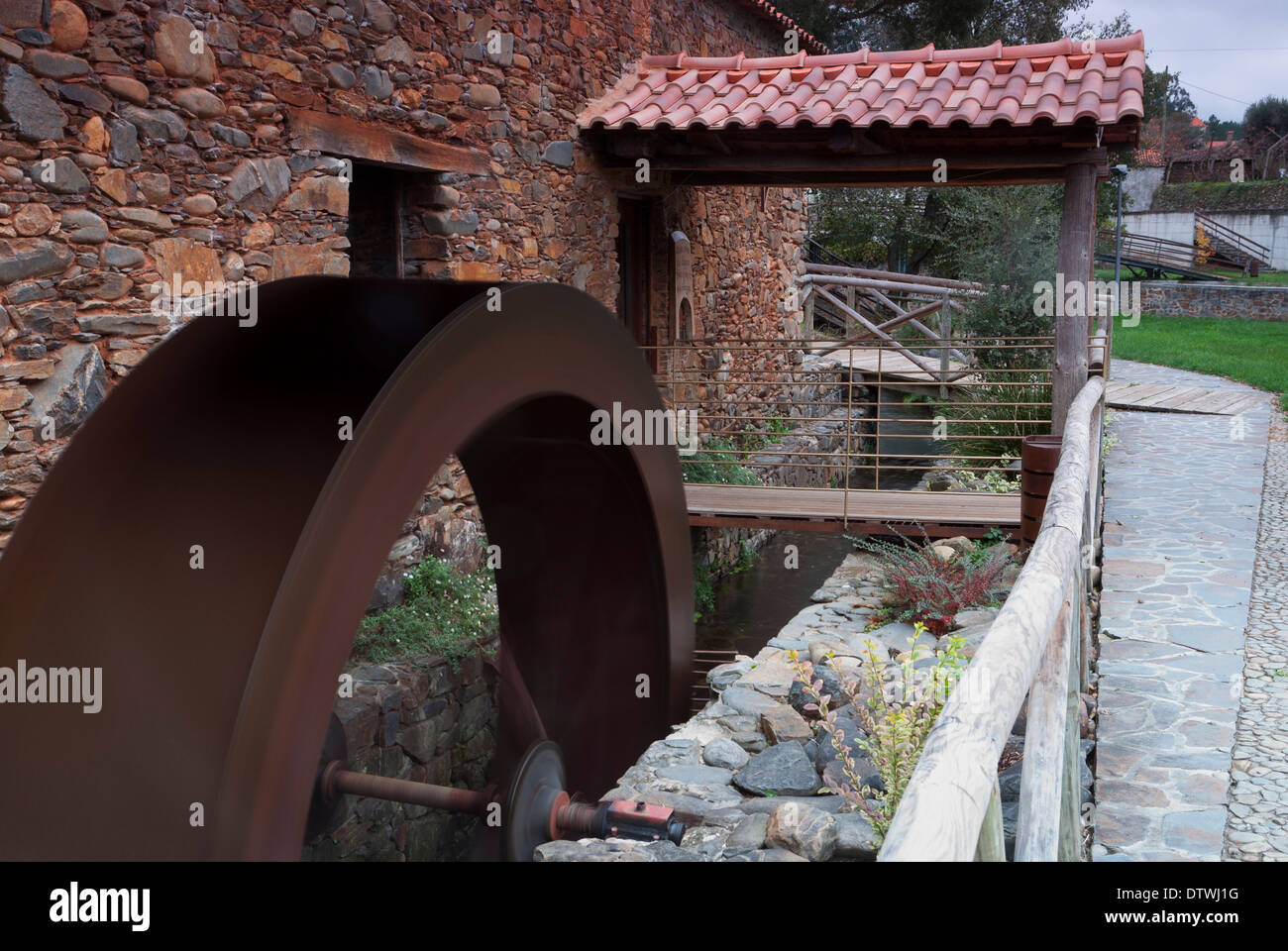 Eisenrad wasserbetriebene aus einer Ölmühle Stockfoto