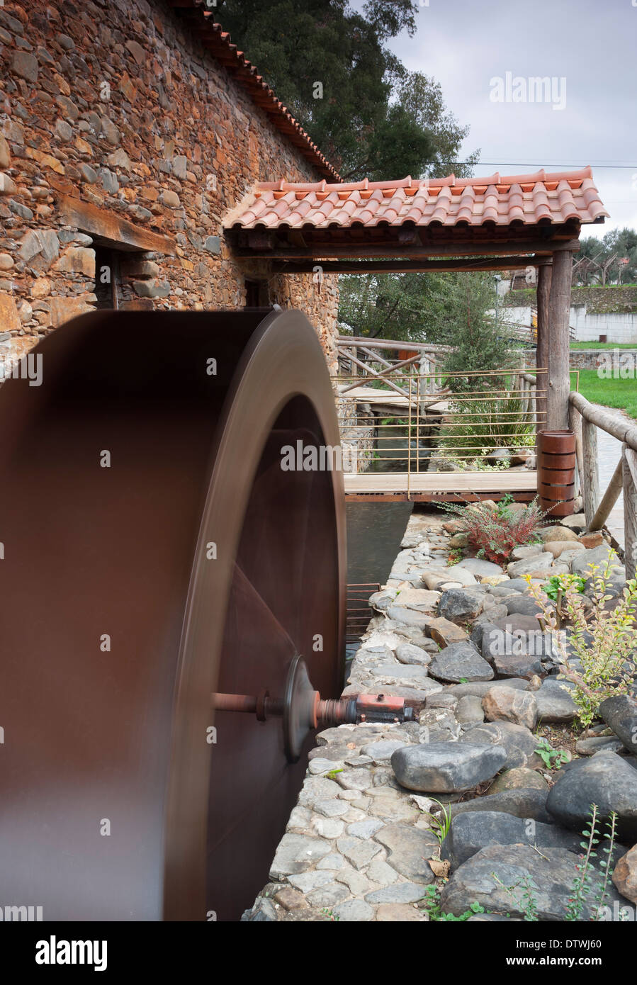Eisenrad wasserbetriebene aus einer Ölmühle Stockfoto
