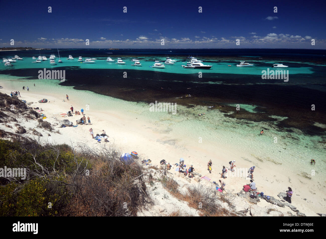 Menschen am Strand und Boote vertäut am Parker Punkt, Rottnest Island, Western Australia. Keine PR oder Herr Stockfoto