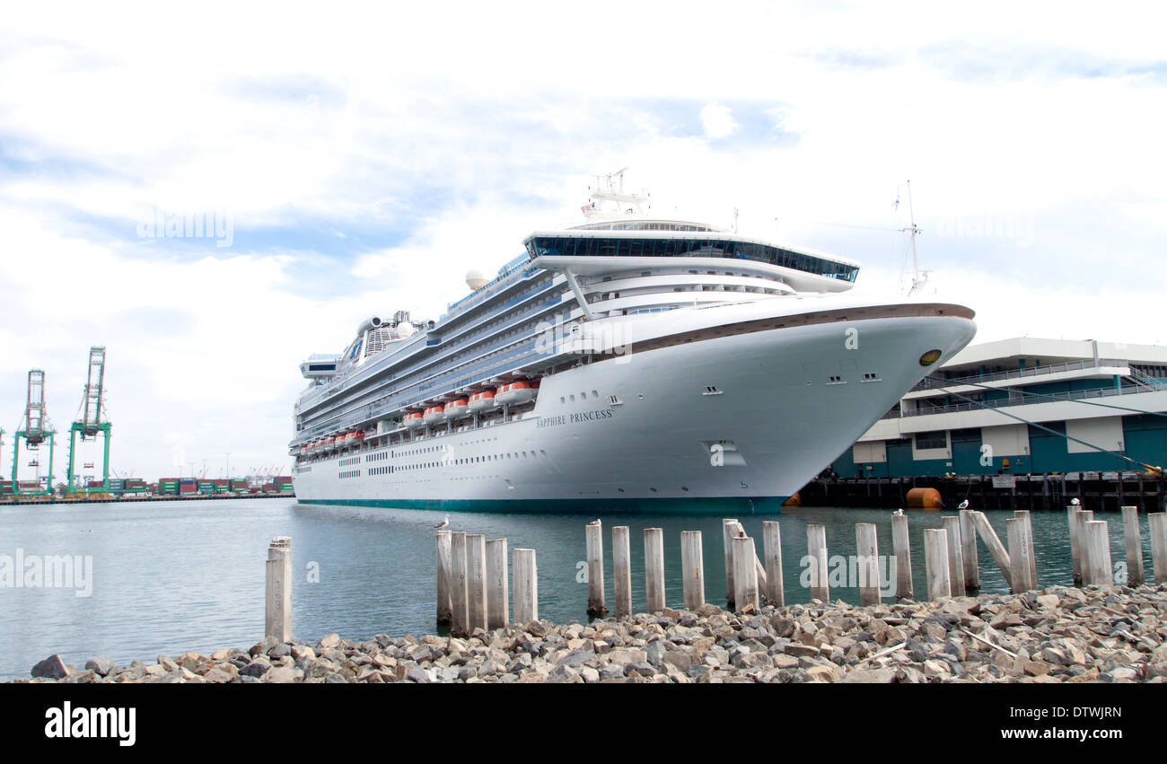 Kreuzfahrtschiff vor Anker im Hafen von Los Angeles Kreuzfahrtterminal Stockfoto