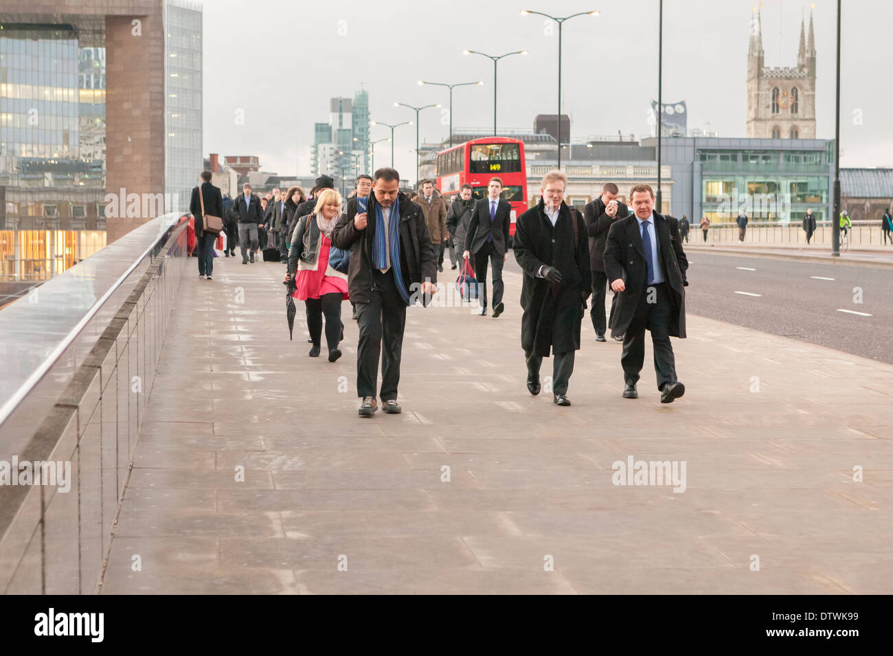 Pendler auf der London Bridge, London, UK, am frühen Morgen Stockfoto