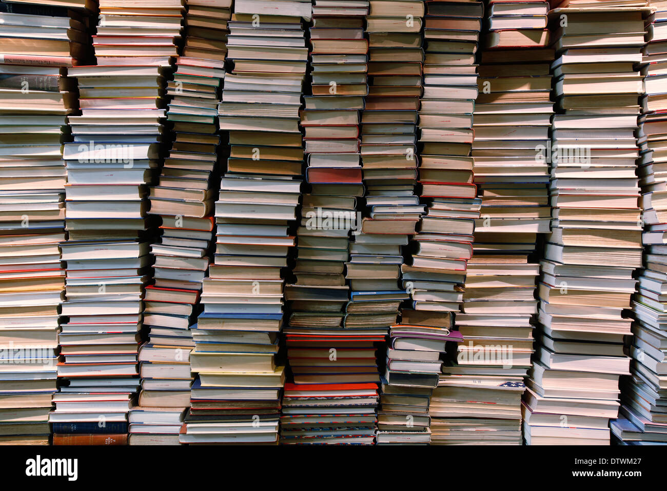 Stapel von Büchern aus der Bibliothek Stockfoto