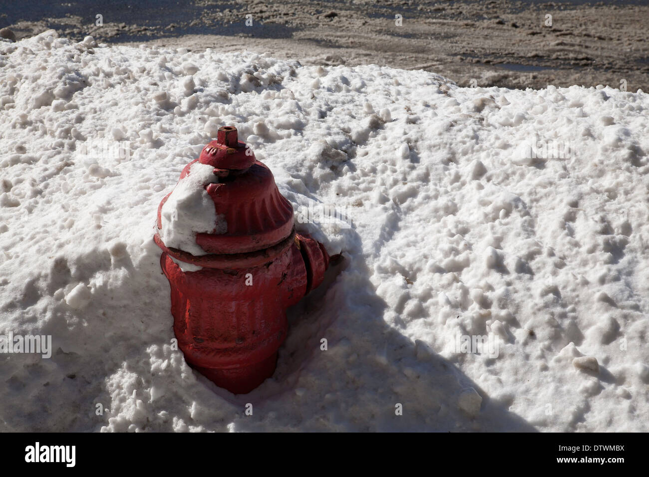 Ein Hydranten in Neuengland ist halb begraben im Schnee. Stockfoto