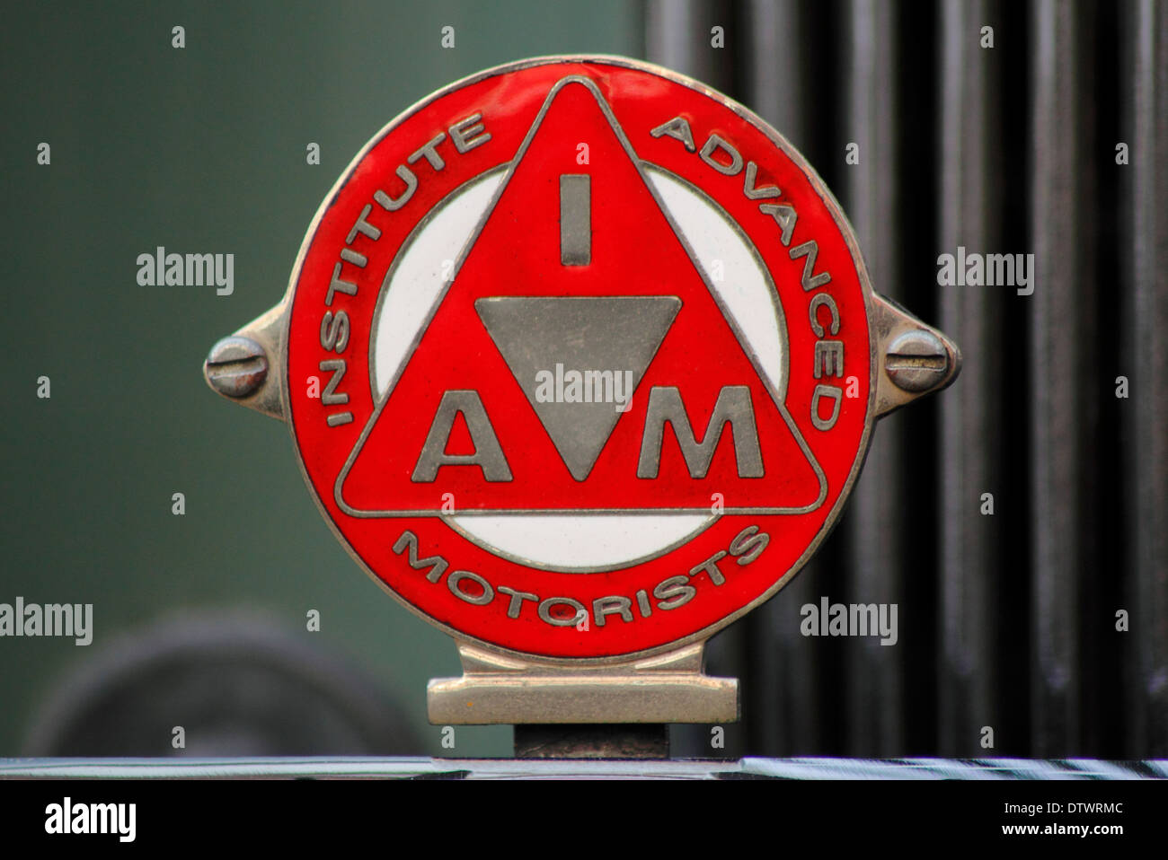 Vintage Institute of Advanced Autofahrer (IAM) Mitgliedschaft Abzeichen am Kühlergrill eines Oldtimers in England, UK Stockfoto