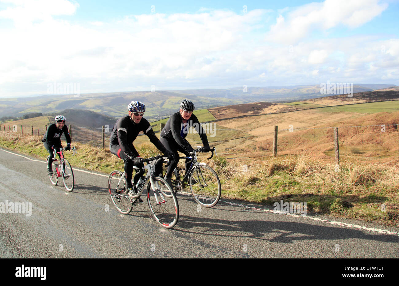 Männliche Radfahrer auf Ringinglow Straße in der Nähe von Sheffield & Hathersage in der Peak District National Park, Derbyshire, England, UK Stockfoto