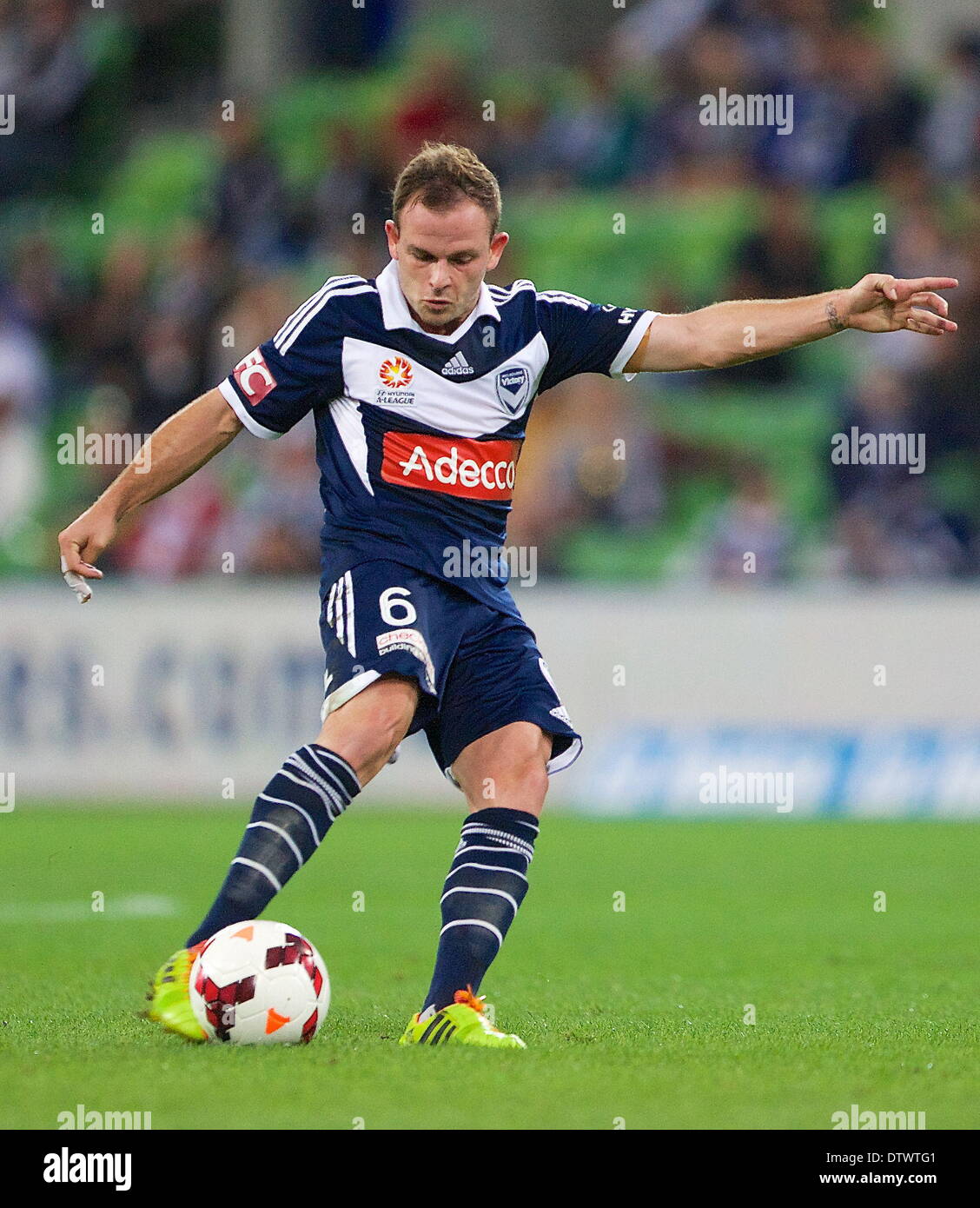 Melbourne, Australien. 22. Februar 2013. LEIGH BROXHAM (6) Mittelfeldspieler von Melbourne Victory in Aktion in 20 Vorrundenspiel zwischen Melbourne Victory und Adelaide United während der australischen Hyundai A-League Saison 2013/2014 bei AAMI Park, Melbourne, Australien. © Tom Griffiths/ZUMA Wire/ZUMAPRESS.com/Alamy Live-Nachrichten Stockfoto