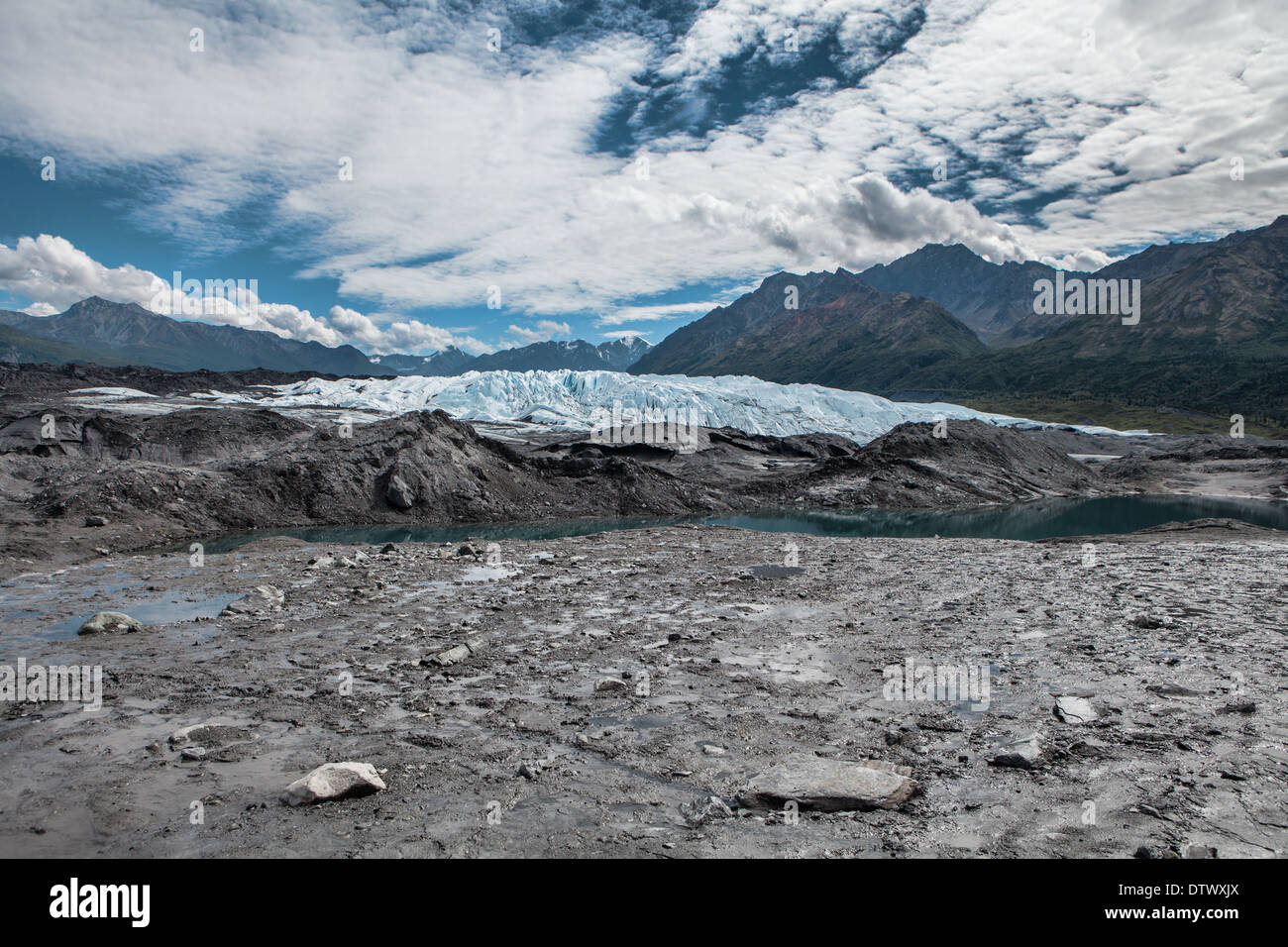 Matanuska Gletscher in Alaska im Sommer mit glazialen Schlick im Vordergrund. Stockfoto