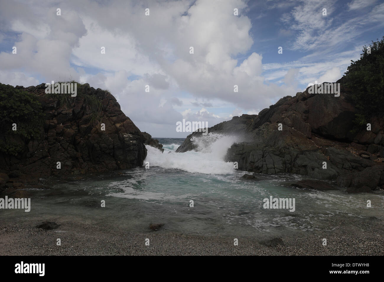 Die karibische Flut wird zwischen Felsen gezwungen, um einen sprudelnden Pool auf Diamond Cay, Britische Jungferninseln, zu schaffen Stockfoto