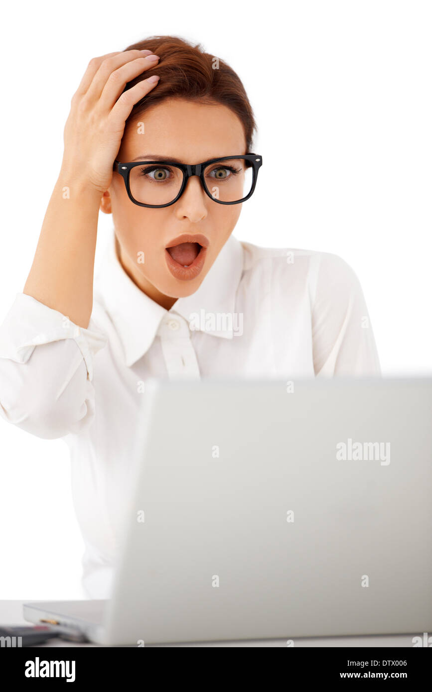 Frau betrachten ihren Laptop in horror Stockfoto