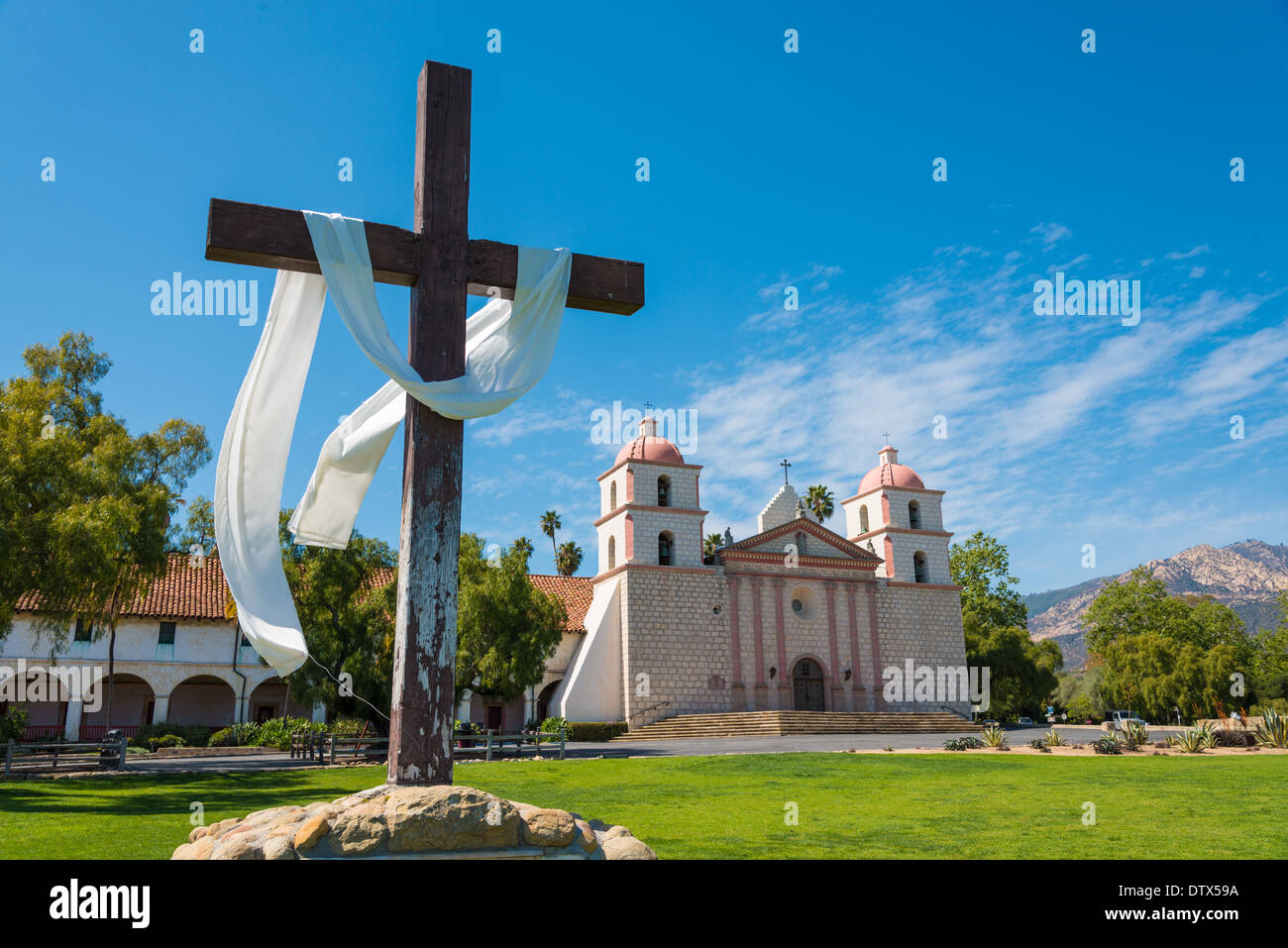 Mission Santa Barbara in Santa Barbara, Kalifornien mit einem Kreuz und einem himmelblauen Hintergrund Stockfoto