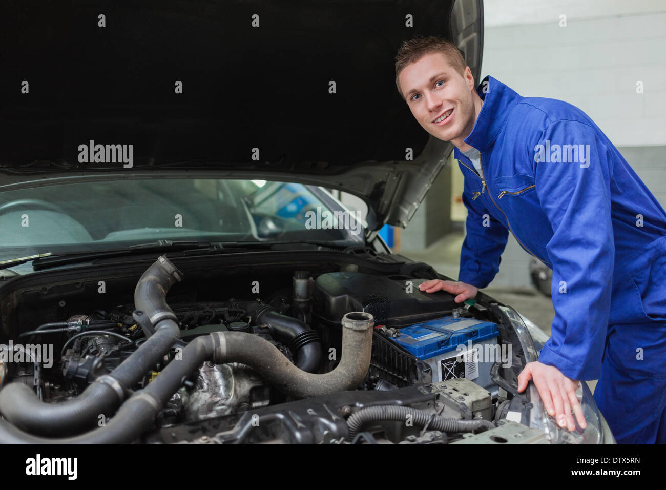mechaniker-arbeiten-unter-motorhaube-stockfoto-bild-66958185-alamy