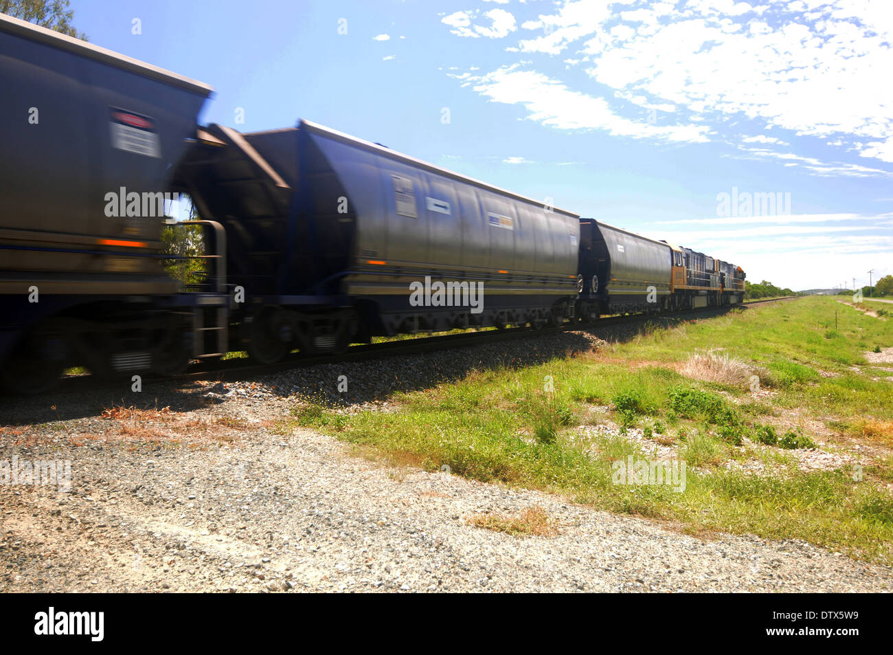 Trainieren Sie mit 80 Güterwagen voller Kohle angekommen Abt Punkt Kohle terminal, in der Nähe von Bowen, North Queensland, Australien Stockfoto