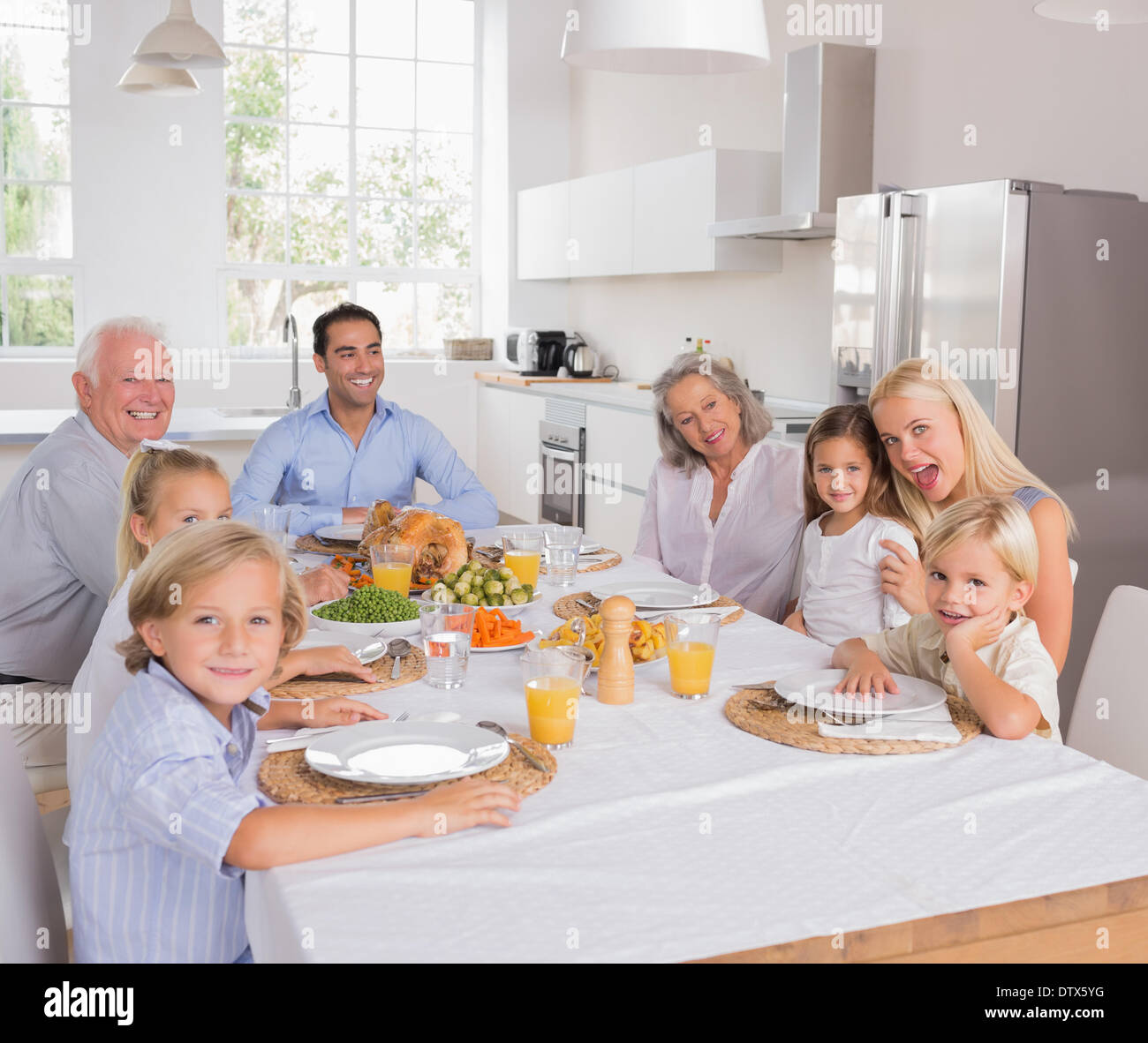 Glückliche Familie gehen zu essen Stockfoto