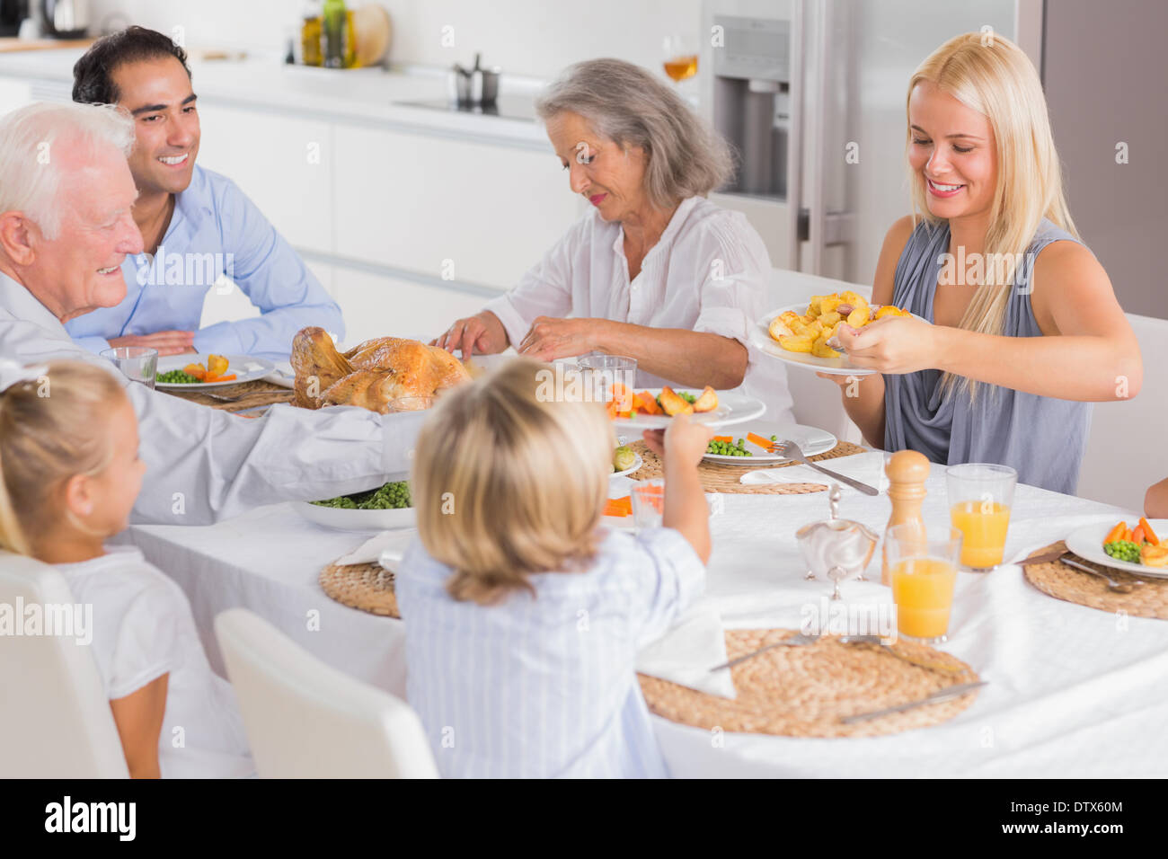 Extended family eating dinner Fotos und Bildmaterial in hoher