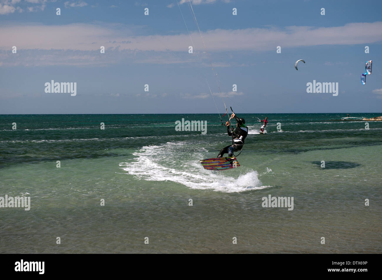 Kite-Surfen im Mittelmeer in der Nähe von Denia. Stockfoto