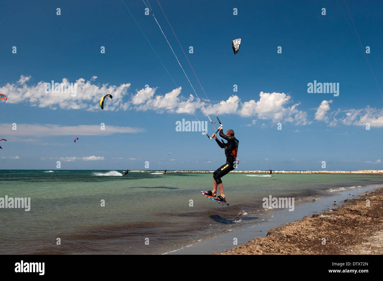Kite-Surfen im Mittelmeer in der Nähe von Denia. Stockfoto