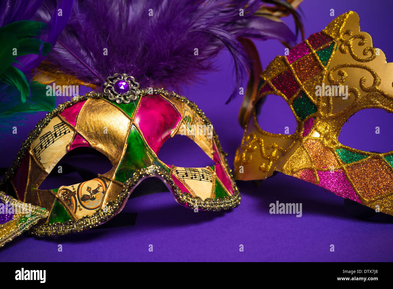 Festliche Gruppierung von Karneval, Venedig oder Karneval Maske auf lila Hintergrund Stockfoto