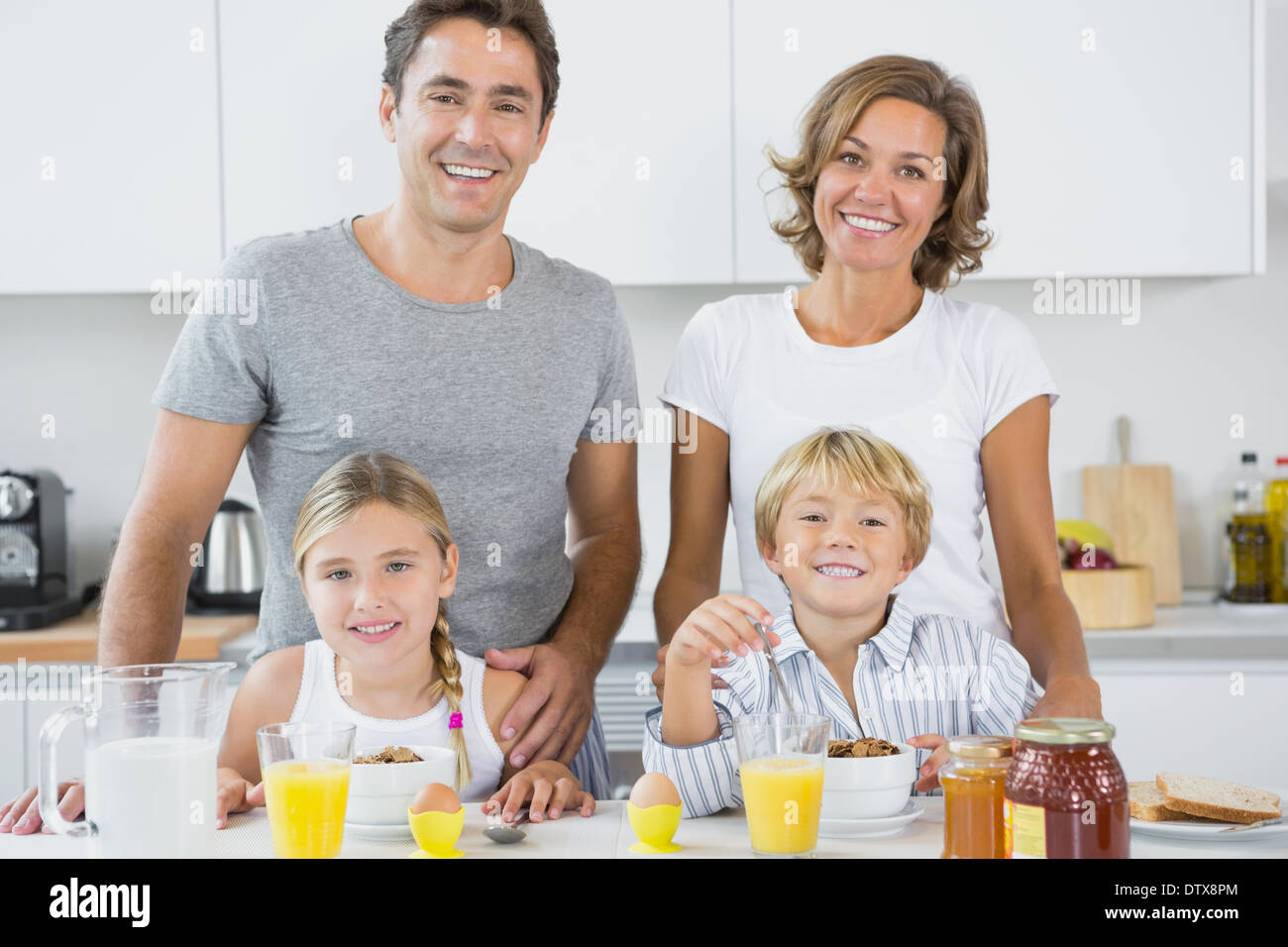 Happy Family im Frühstück Stockfoto