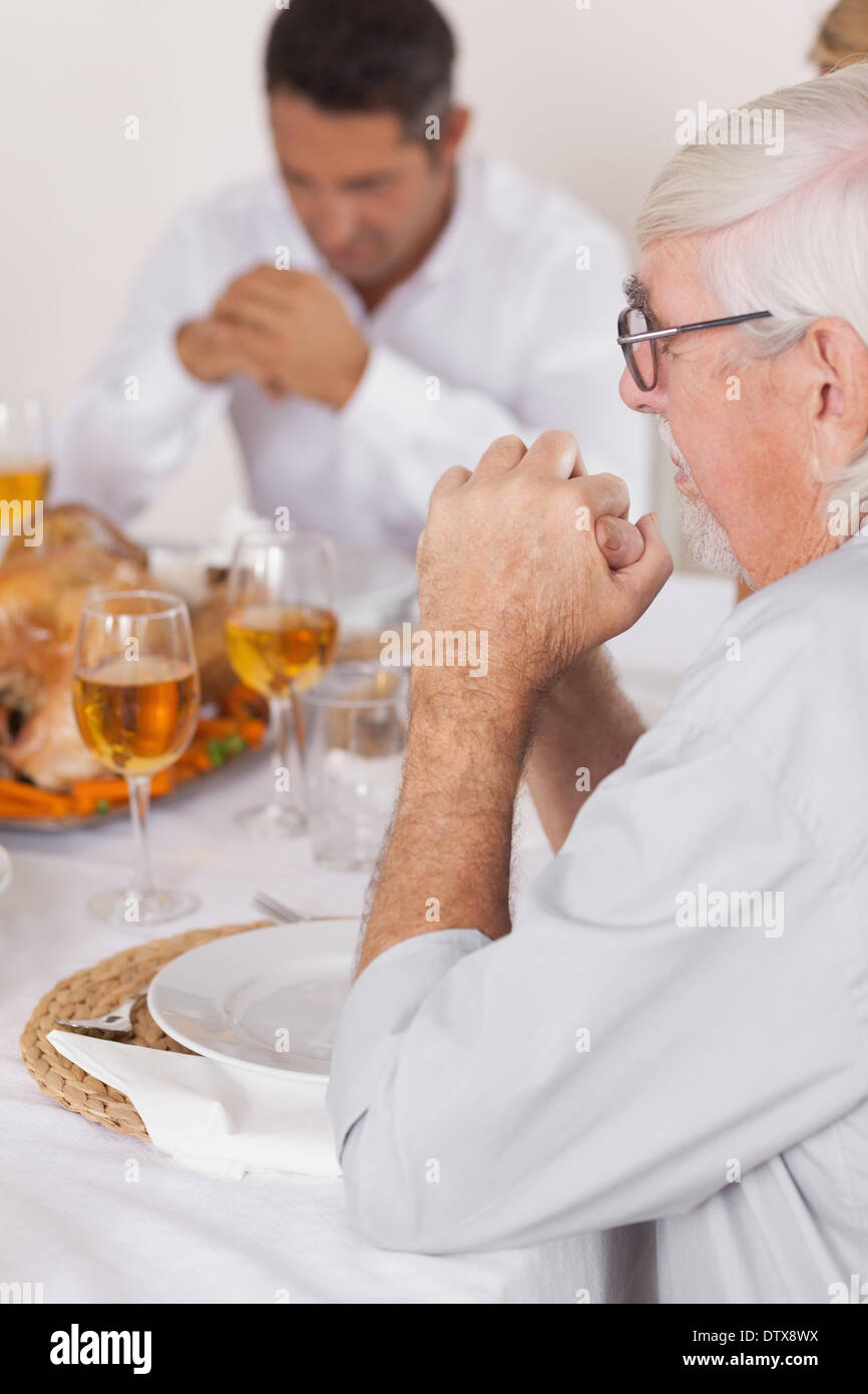 Familie sagen Gnade vor dem Essen Stockfoto