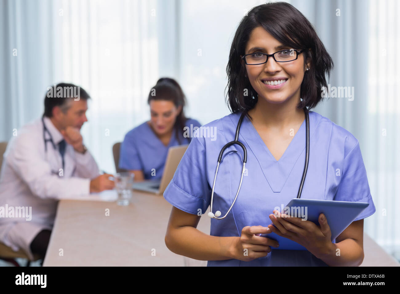 Lächelnde Krankenschwester mit TabletPC Stockfoto