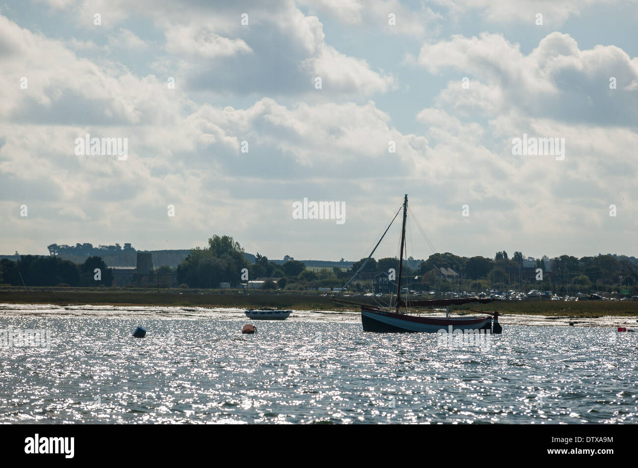 Boote vor Anker in Blakeney Kanal, Blakeney Point, Norfolk. Stockfoto
