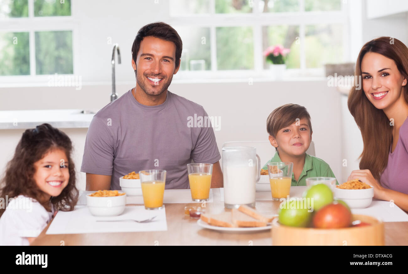 Familie frühstücken Stockfoto