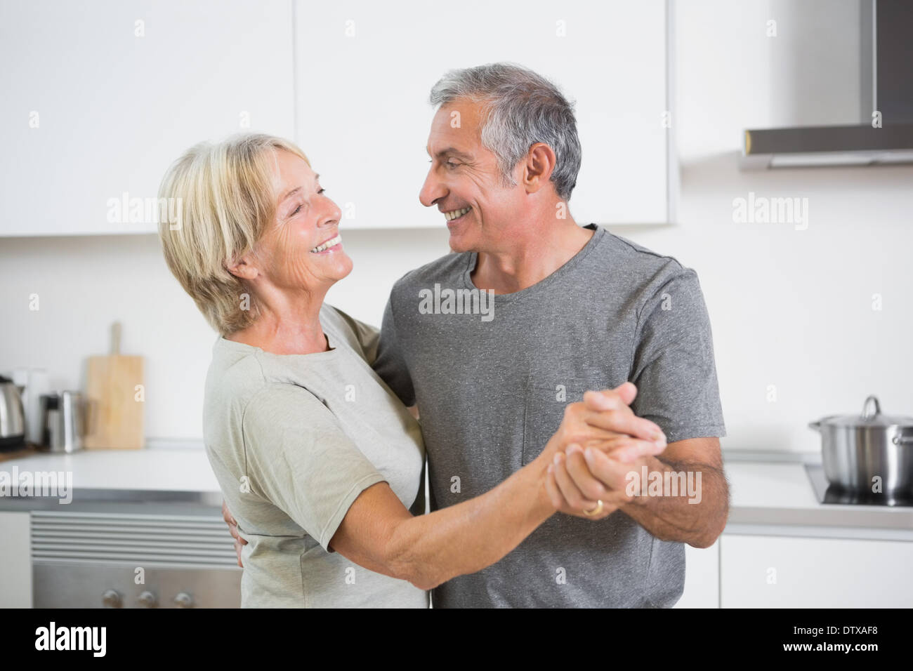 Glückliches Paar zusammen tanzen Stockfoto