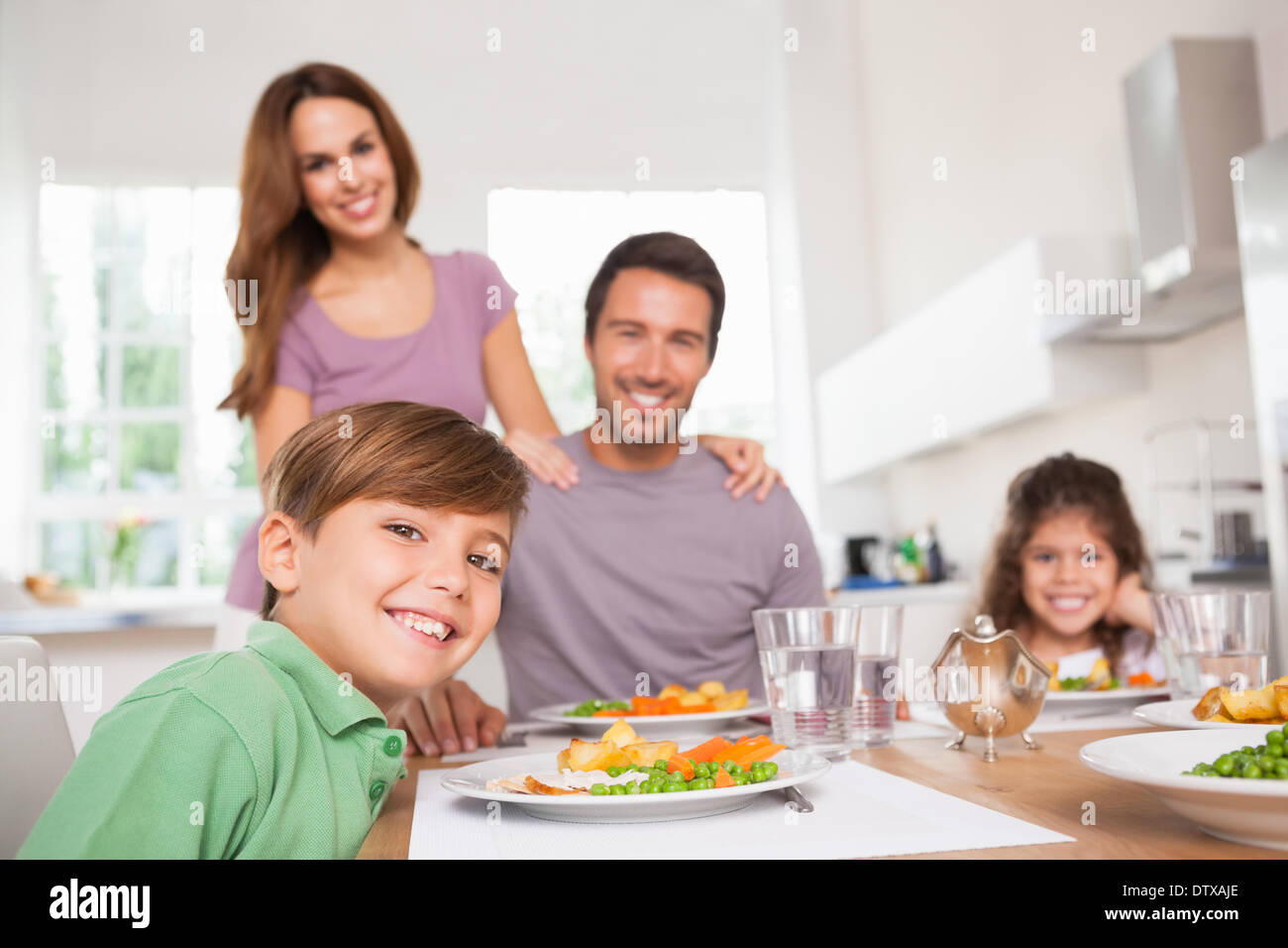 Familie beim Abendessen in die Kamera schaut Stockfoto