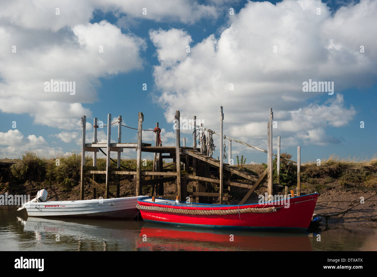 Boote vor Anker in Blakeney Kanal, Blakeney Point, Norfolk. Stockfoto