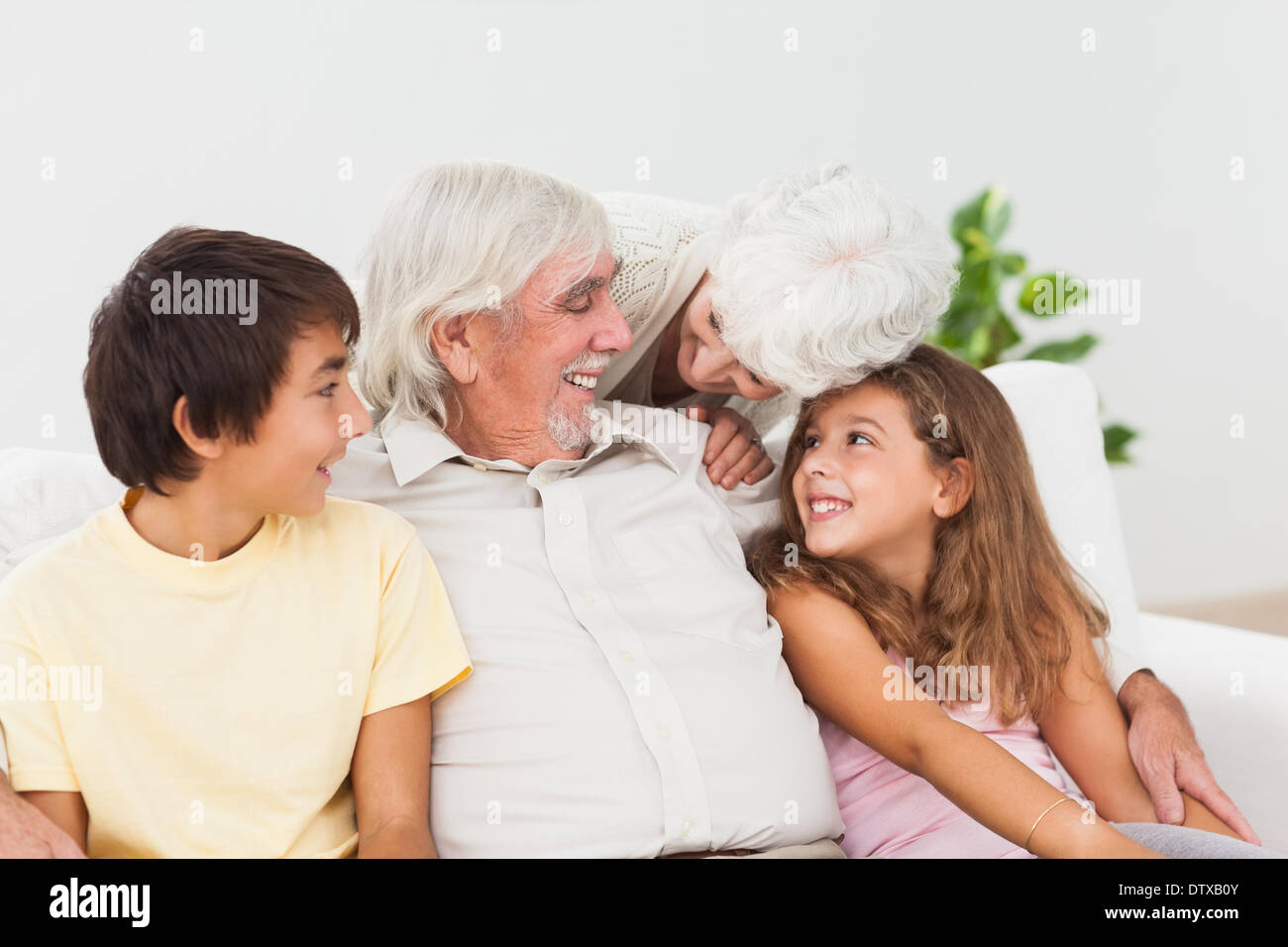 Großeltern verbringen Zeit mit den Enkelkindern Stockfoto