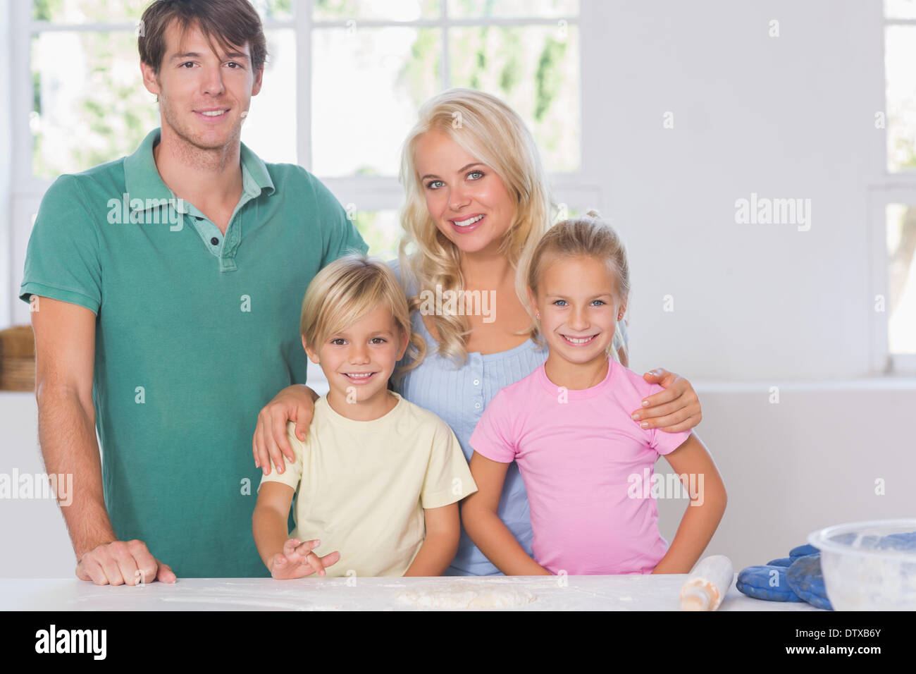 Lächelnde Familie Backen Stockfoto