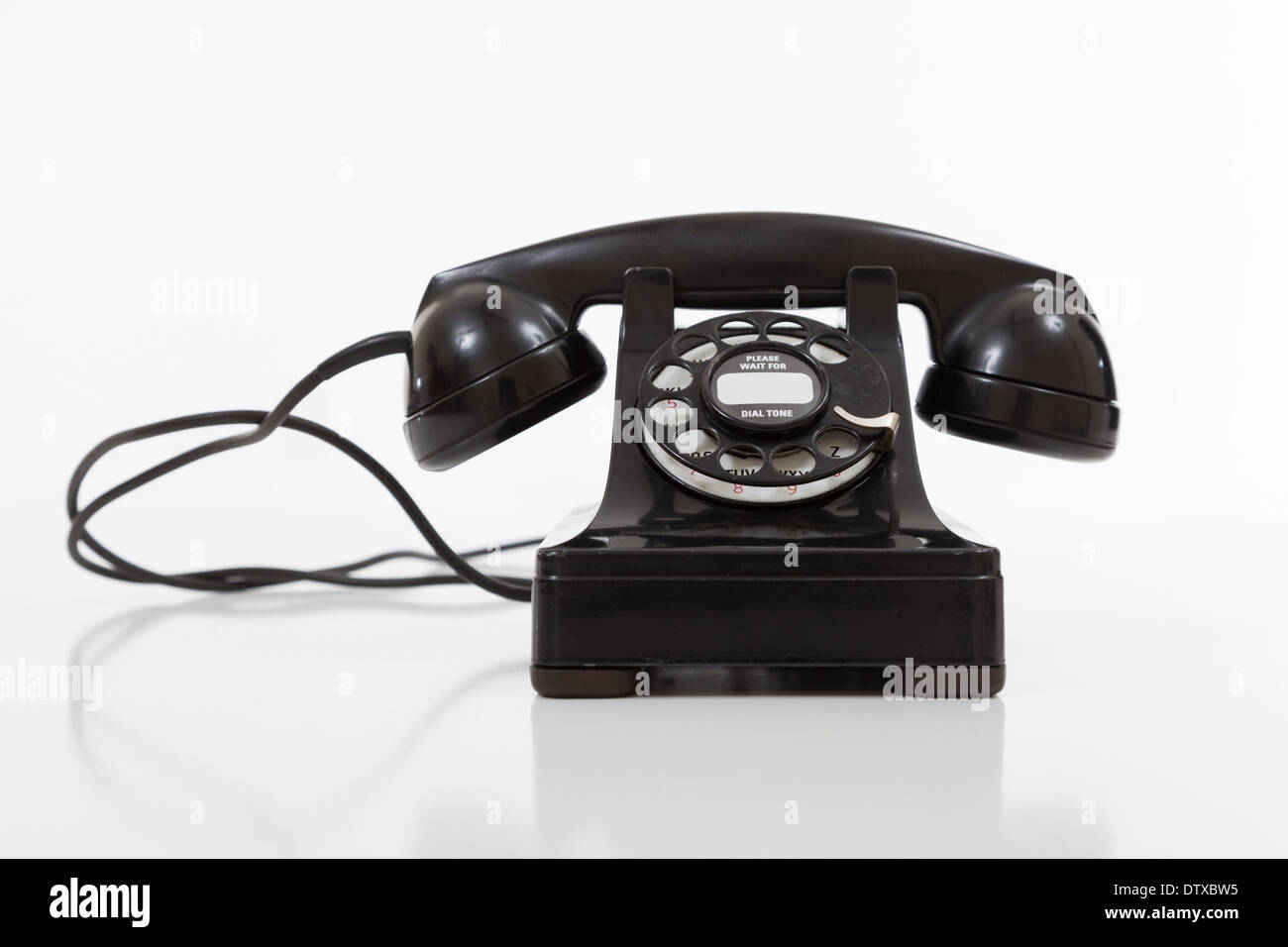 Eine schwarze, Vintage Telefon mit Wählscheibe auf weißem Hintergrund Stockfoto