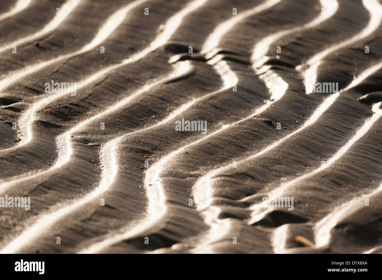 Wellen im sandigen Strand von Titchwell, Norfolk. Stockfoto