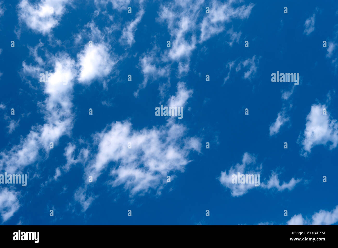 Blauer Himmel mit mit weißen Wolkenfetzen. Stockfoto