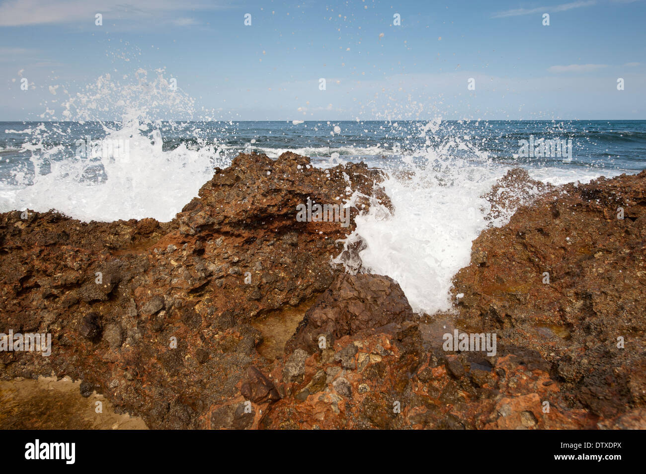 Les Rotes Strand, Denia. Ein felsiger Coaastline, die einen bestimmten Bereich von natürlicher Schönheit ist. Stockfoto