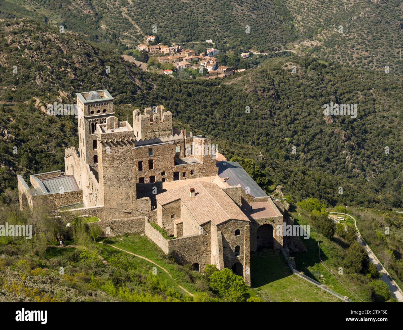 Sant Pere de Rodes mit seinem Dorf im Tal. Hoch in den Bergen dieser ehemaligen Benediktiner-Kloster heute ein Museum Stockfoto