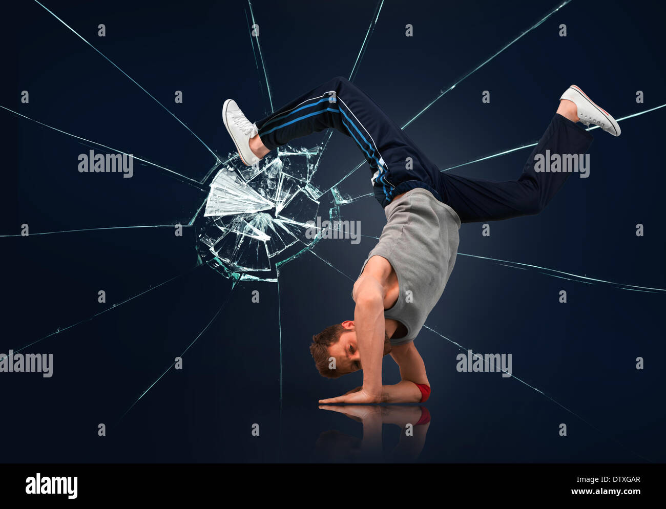 Break Dancer balancieren auf Unterarme Stockfoto