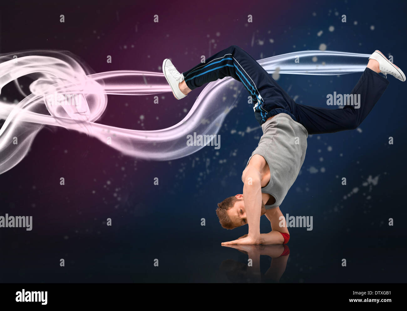 Tänzer, balancieren auf seine Unterarme Stockfoto