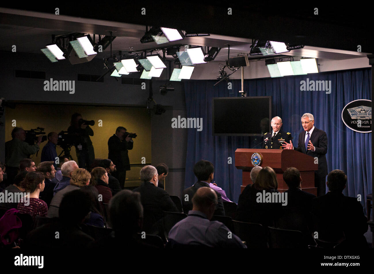 US-Verteidigungsminister Chuck Hagel und Vorsitzender der Joint Chiefs General Martin Dempsey kurze die Presse auf empfohlene Schnitten für das Militär für das Geschäftsjahr 2015 Budget im Pentagon 24. Februar 2014 in Arlington, VA. Hagel empfohlen, schrumpfen die Armee auf seine kleinsten Truppenstärke seit vor dem zweiten Weltkrieg als Bestandteil seiner neu vorgestellte Verteidigungsministerium Budget. Stockfoto