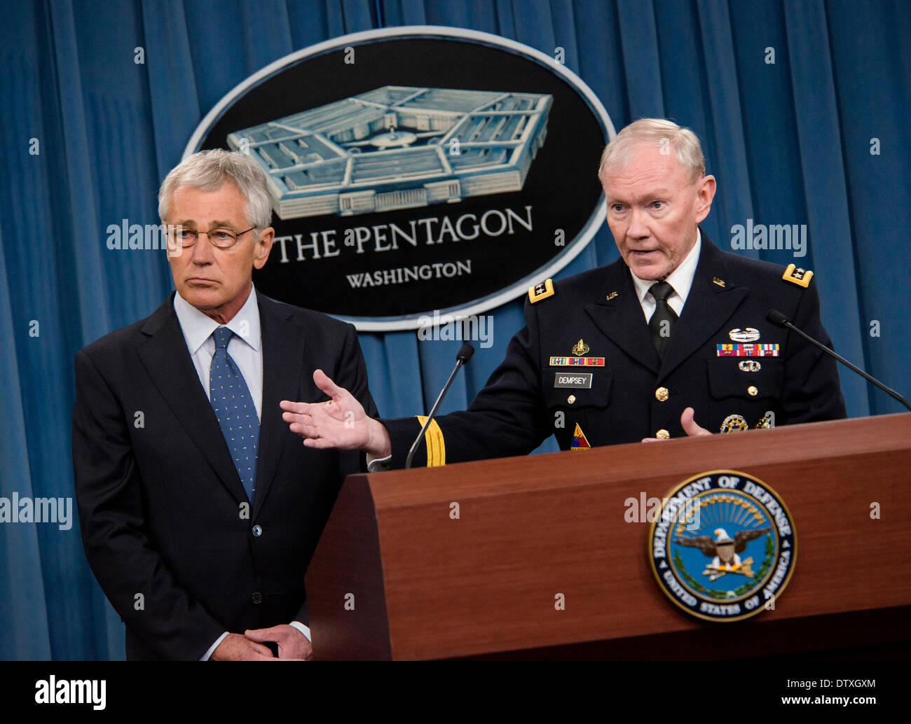 US-Vorsitzender der Joint Chiefs allgemeine Martin Dempsey und Verteidigungsminister Chuck Hagel kurze die Presse auf empfohlene Schnitten für das Militär für das Geschäftsjahr 2015 Budget im Pentagon 24. Februar 2014 in Arlington, VA. Hagel empfohlen, schrumpfen die Armee auf seine kleinsten Truppenstärke seit vor dem zweiten Weltkrieg als Bestandteil seiner neu vorgestellte Verteidigungsministerium Budget. Stockfoto