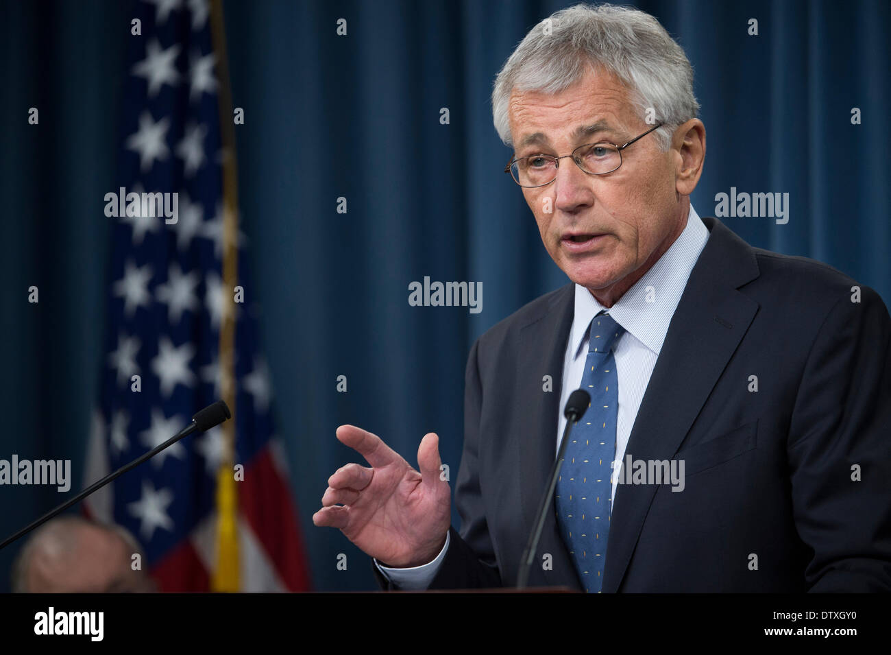 US-Verteidigungsminister Chuck Hagel informiert die Presse über empfohlene Kürzungen für das Militär für das Geschäftsjahr 2015 Budget im Pentagon 24. Februar 2014 in Arlington, VA. Hagel empfohlen, schrumpfen die Armee auf seine kleinsten Truppenstärke seit vor dem zweiten Weltkrieg als Bestandteil seiner neu vorgestellte Verteidigungsministerium Budget. Stockfoto