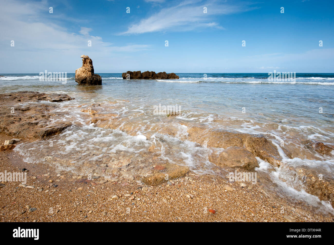 Les Rotes Strand, Denia. Ein felsiger Coaastline, die einen bestimmten Bereich von natürlicher Schönheit ist. Stockfoto