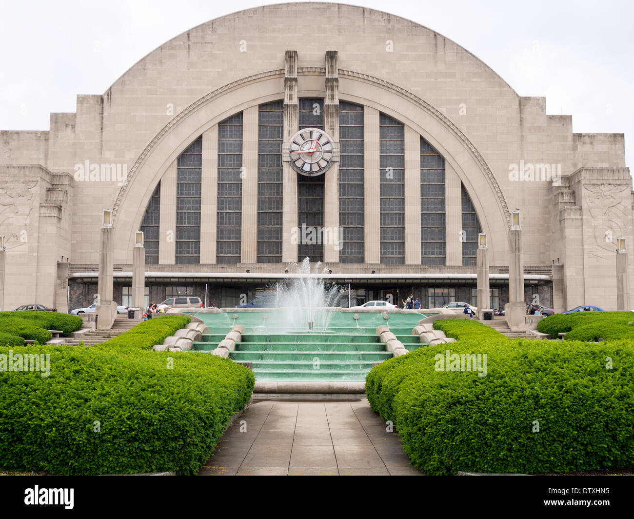 Vordere Fassade des alten Union Terminals mit Brunnen. Der Brunnen, flankiert durch grüne Hecken führt das Auge an der Fassade Stockfoto