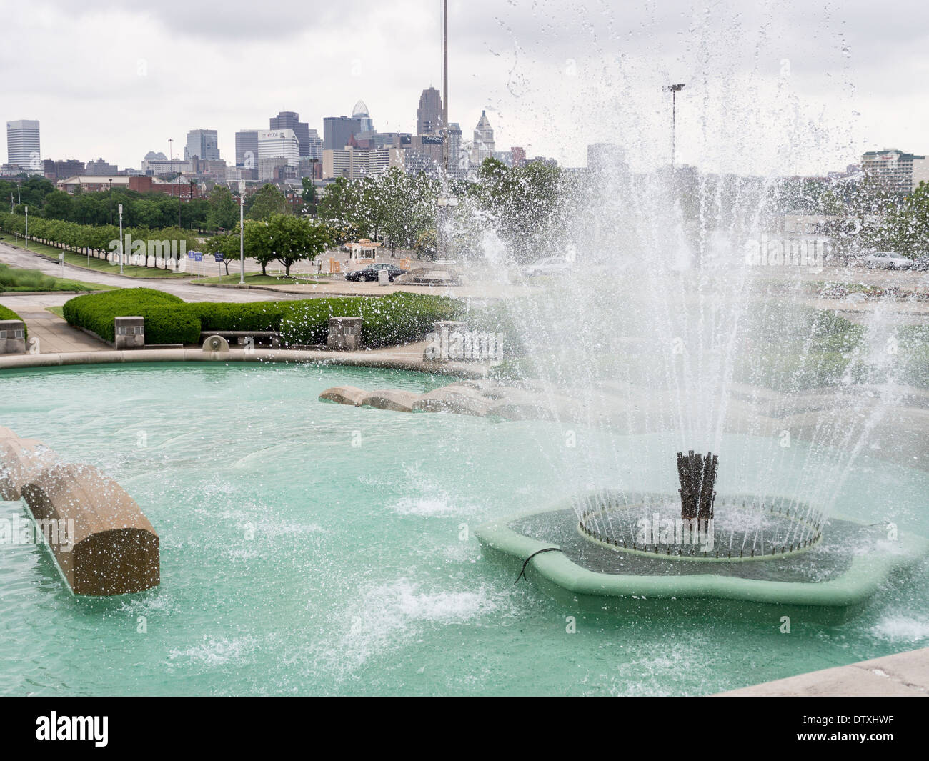 Der Brunnen am Union Terminal. Cincinnati downtown Hochhäuser in der Ferne Cluster. Stockfoto