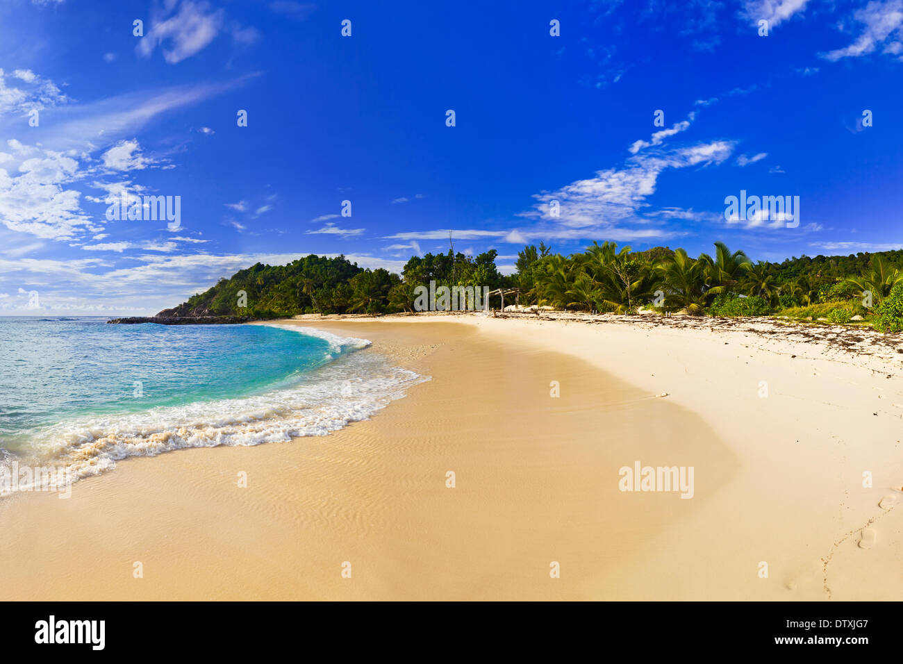 Tropischer Strand am Abend Stockfoto