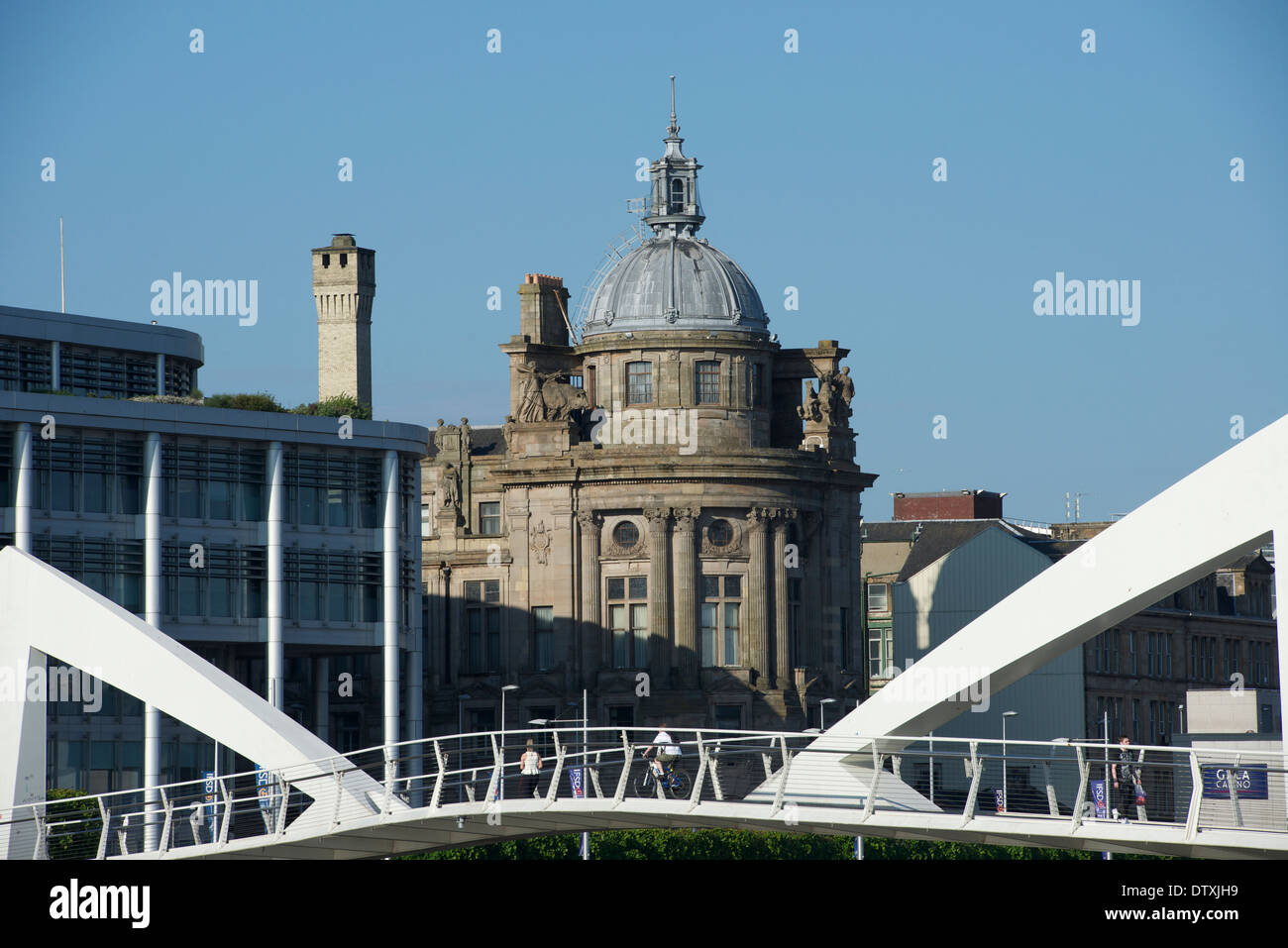 Clyde Port Authority Gebäude umrahmt von der Squinty Brücke, Glasgow. Stockfoto