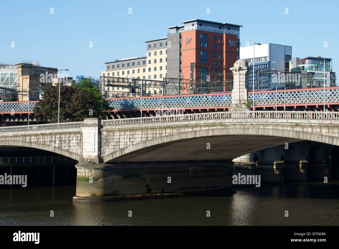 King George V-Brücke über den Clyde mit Jurys Inn hinter Glasgow. Stockfoto