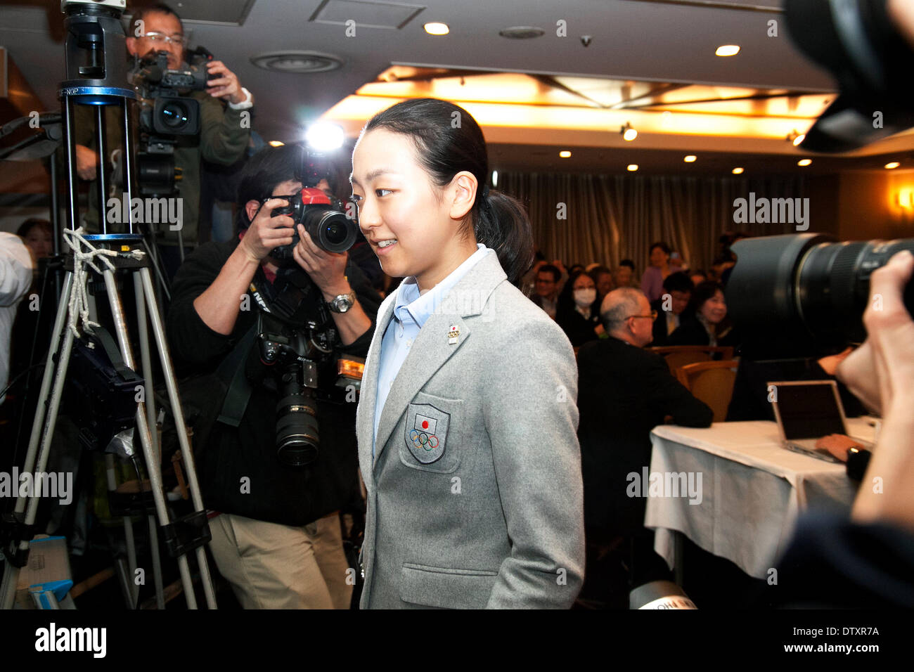 Tokyo, Japan - die Olympische Eiskunstläuferin Mao Asada landet heute Morgen aus Sotschi und besucht die Pressekonferenz bei der Foreign Correspondent Club von Japan (FCCJ) am 25. Februar 2014. Mao Asada spricht über ihre Leistung sie beendete weit zu einer Medaille, ihre Rivalin der südkoreanischen Yuna Kim und der katastrophalen Kurzprogramm in dem sie fiel am Sprung und eine obligatorische Kombination weggelassen. © Rodrigo Reyes Marin/AFLO/Alamy Live-Nachrichten Stockfoto