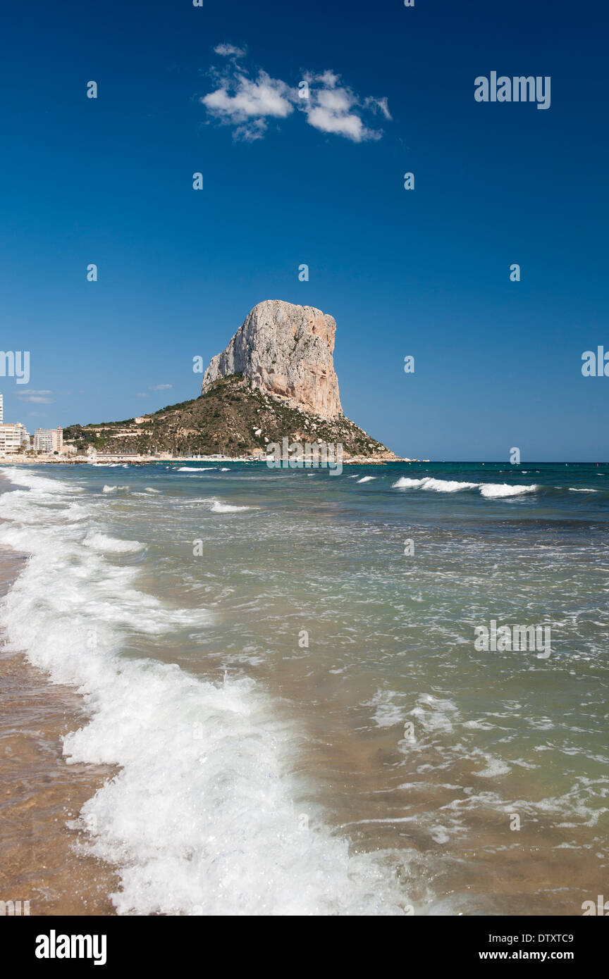 Die imposante Penyal d'lfac Felsen in der Bucht von Calp, Costa Brava, Spanien. Stockfoto