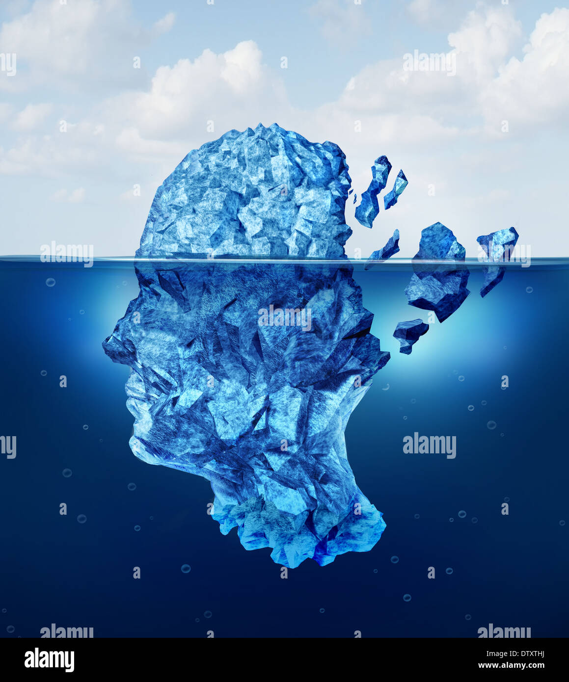 Trauma und Alterung des Gehirns oder neurologische Schäden Konzept als Eisberg schwebend in einem Ozean als einer gesundheitlichen Krise Metap auseinander zu brechen Stockfoto
